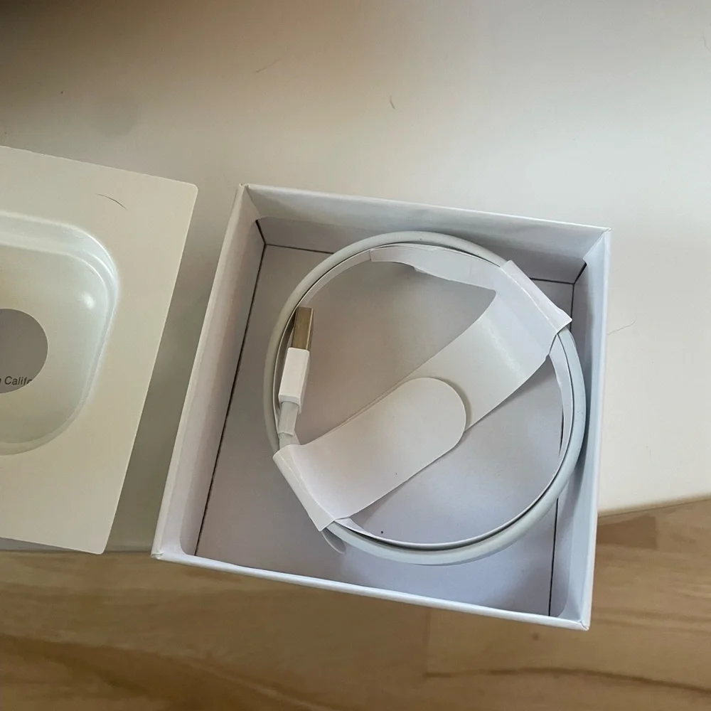 Apple White Wireless Earbuds Headset